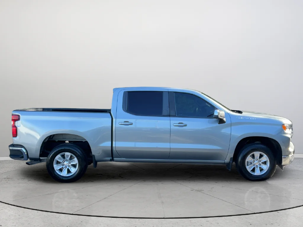 Used 2025 Gray Chevrolet LT image 5