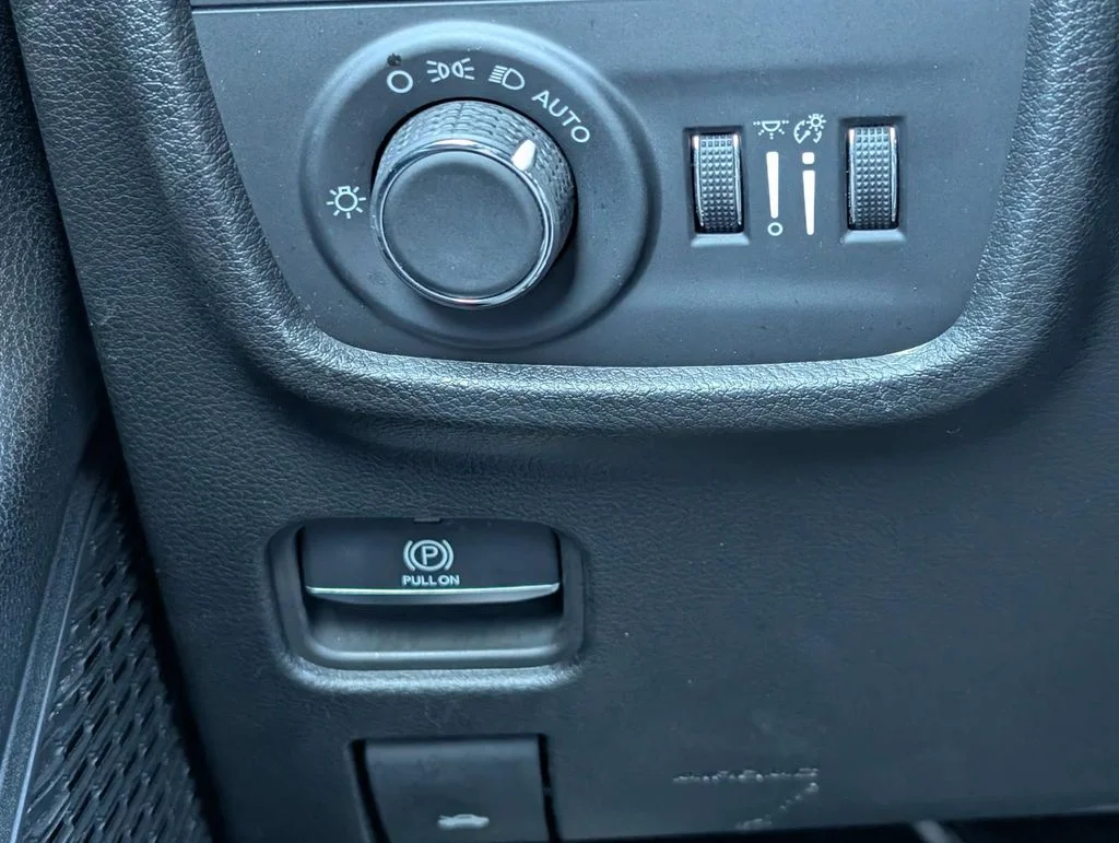 Used 2025 Silver Jeep Altitude image 20