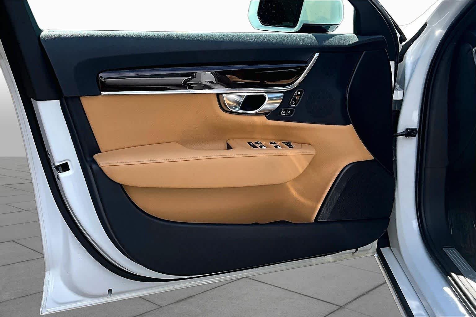 Used 2018 Crystal White Pearl Metallic Volvo Momentum image 22