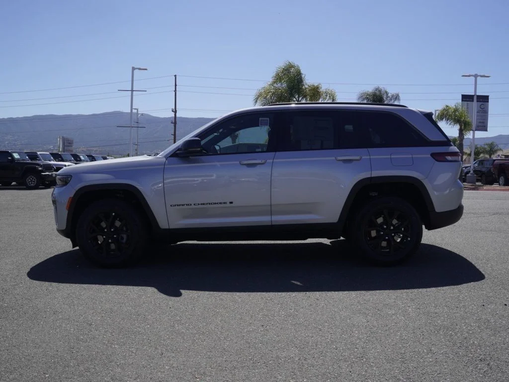 New 2026 Silver Zynith Exterior Paint Jeep Altitude image 5