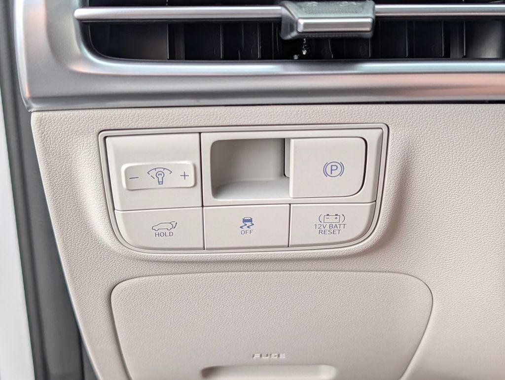 New 2026 White Hyundai SEL FWD image 32