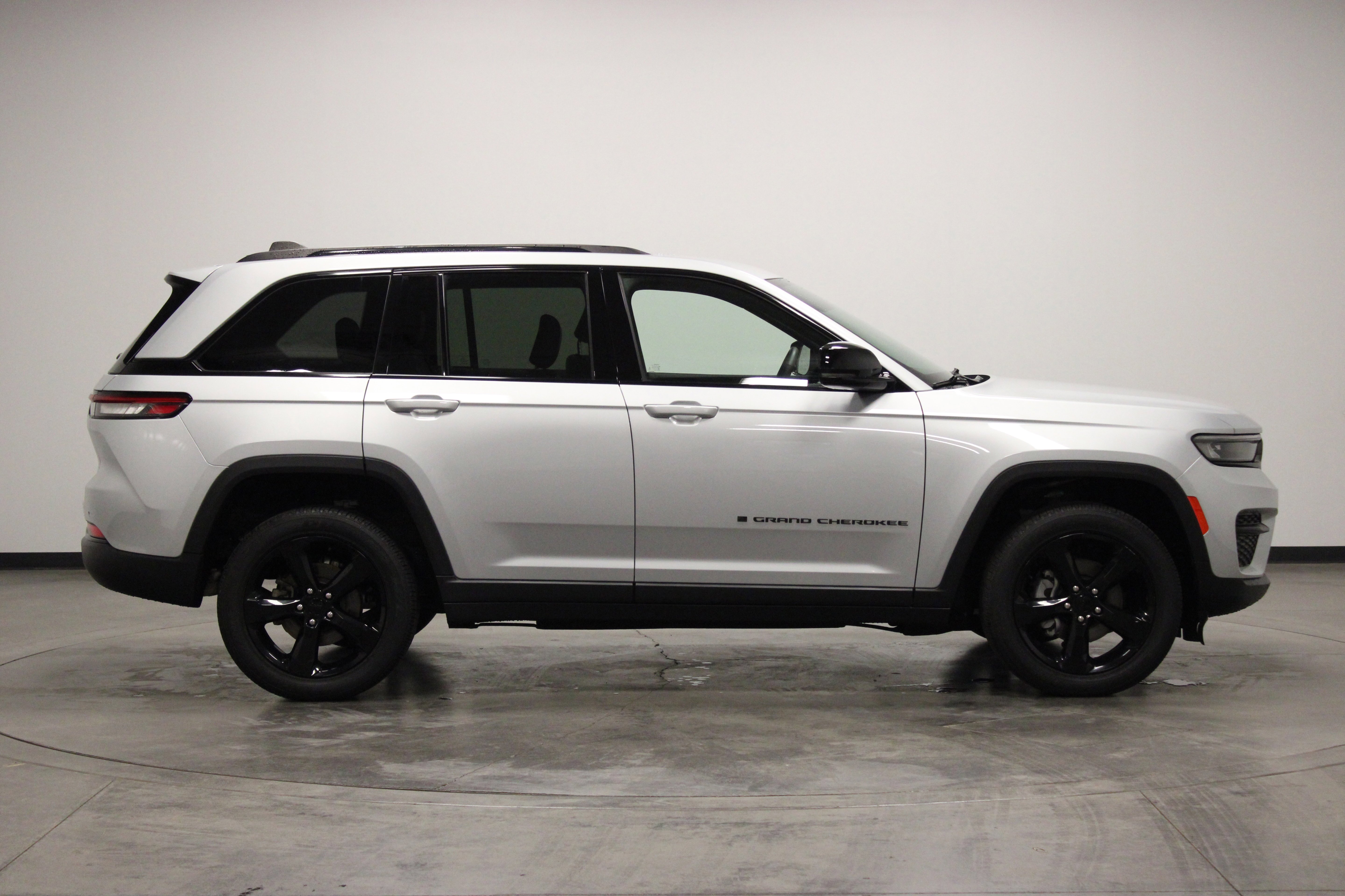 Used 2023 Silver Zynith Jeep Altitude X image 9