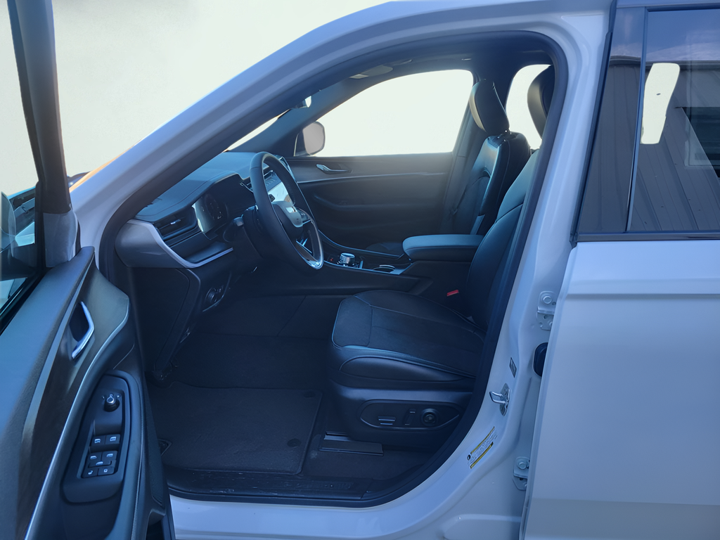 New 2026 Bright White Clear-Coat Exterior Paint Jeep Altitude image 11