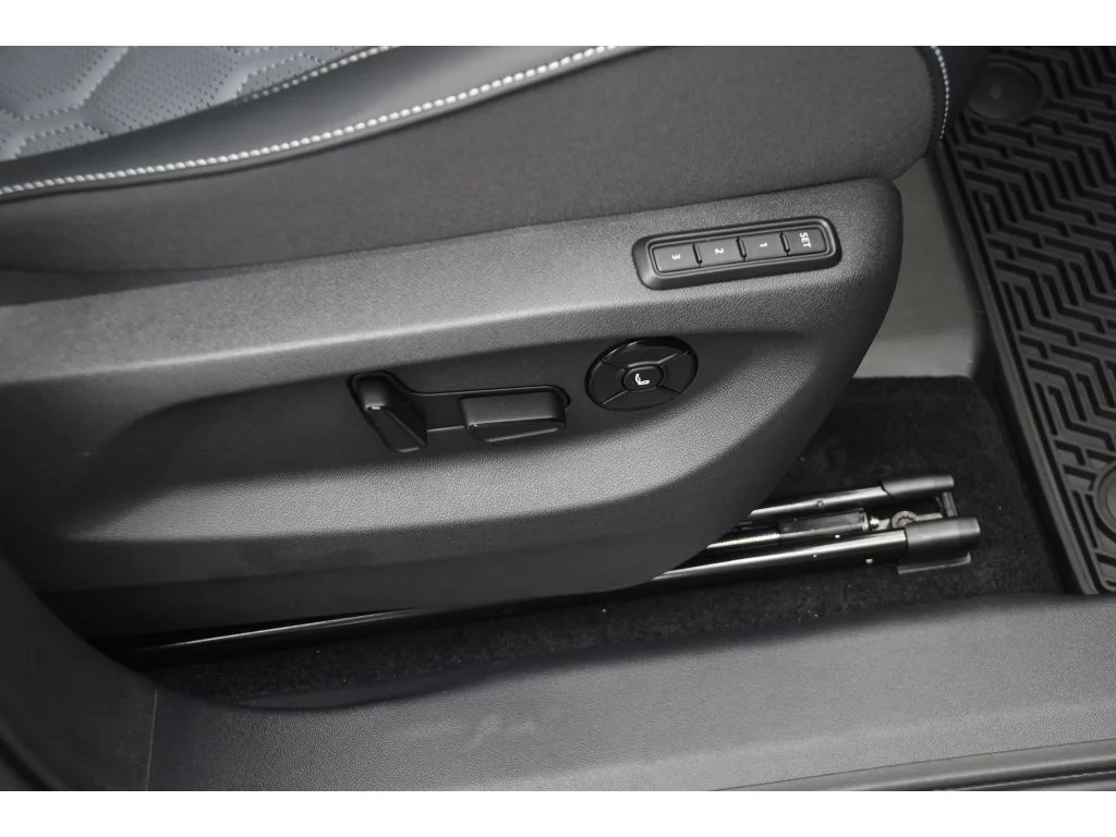 Used 2025 Deep Black Pearl Volkswagen SEL R-Line image 31