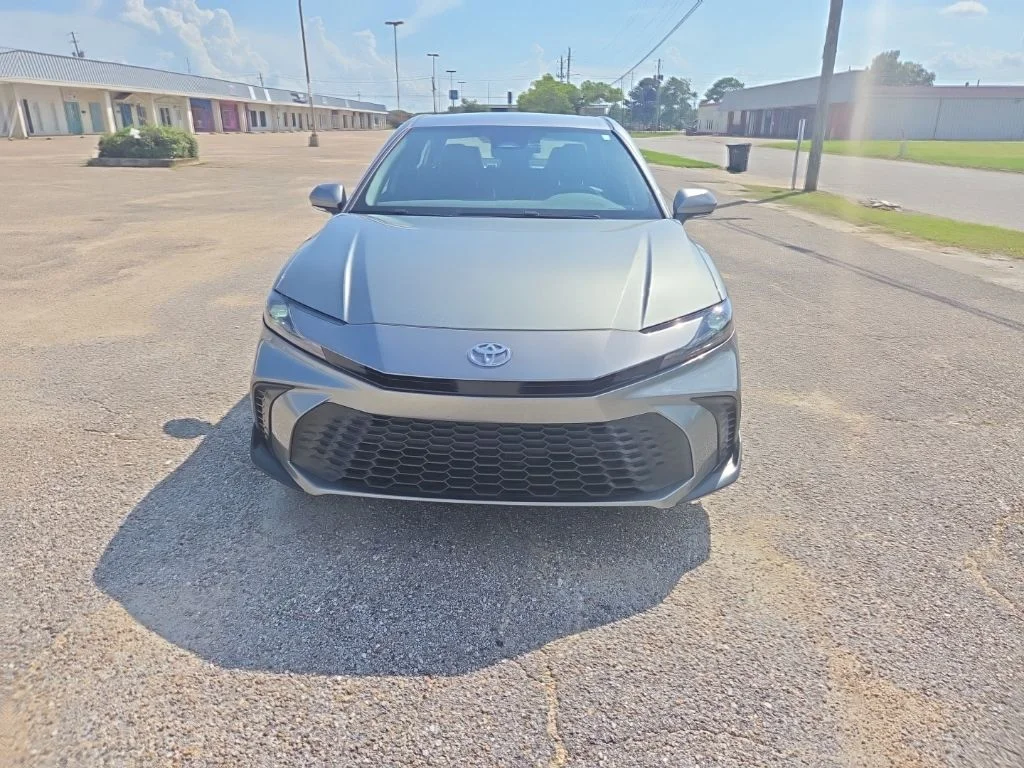 Used 2025  Toyota SE image 2