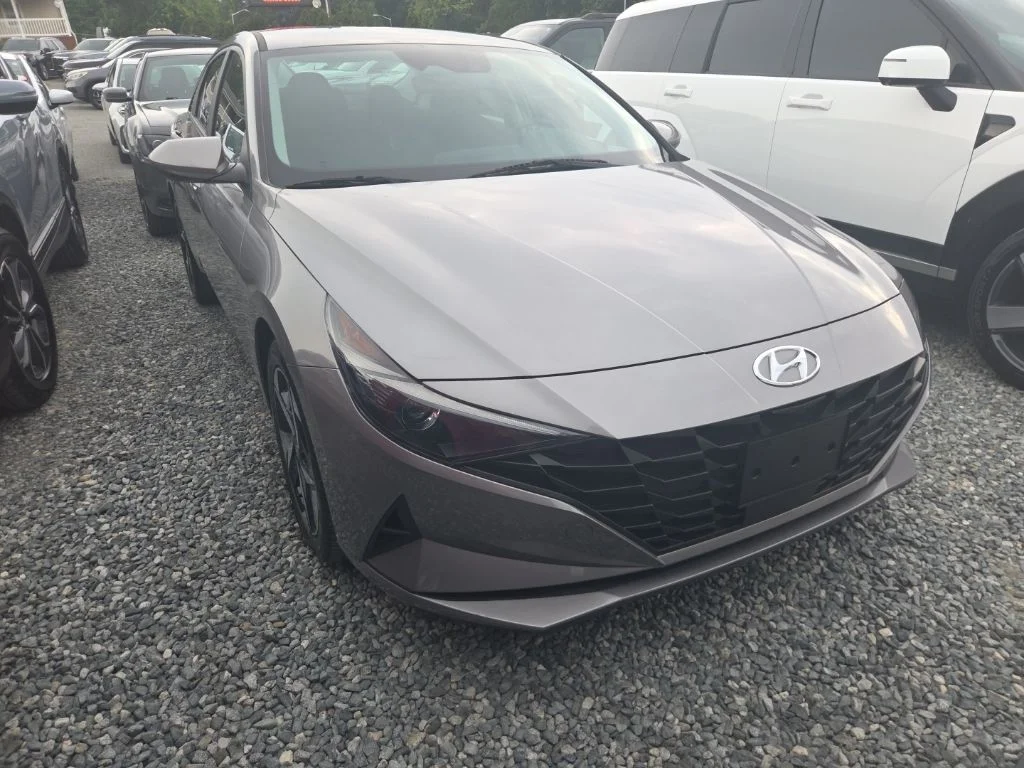Used 2023 Silver Hyundai SEL image 2