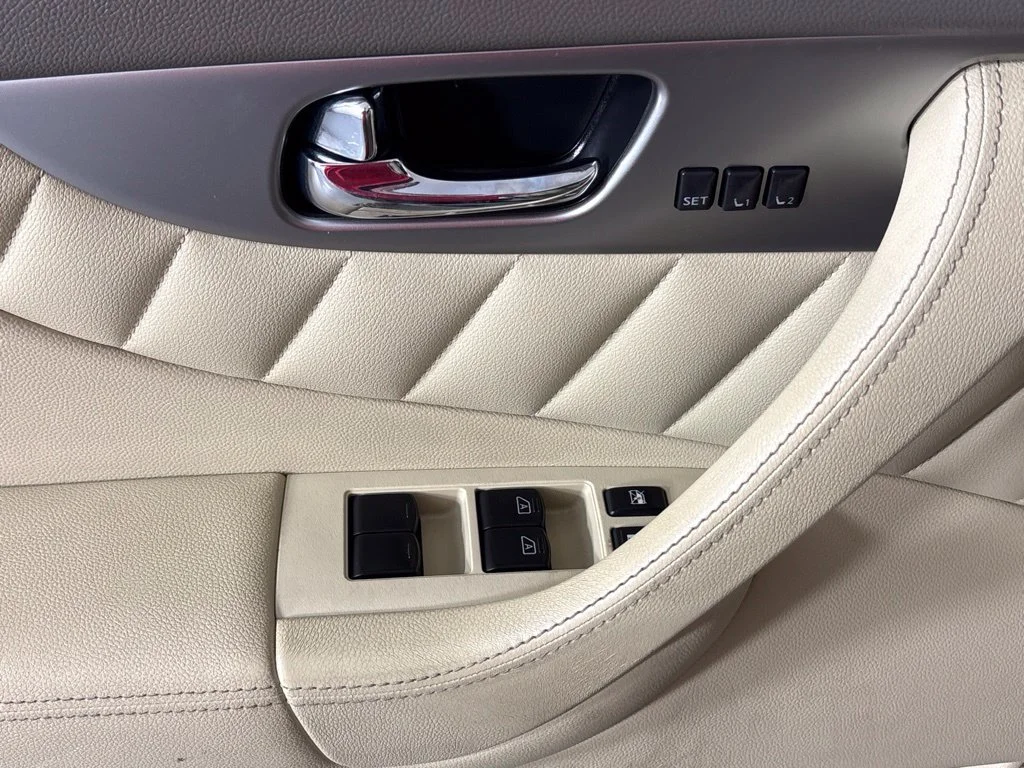 Certified Used 2014 White INFINITI Base image 25