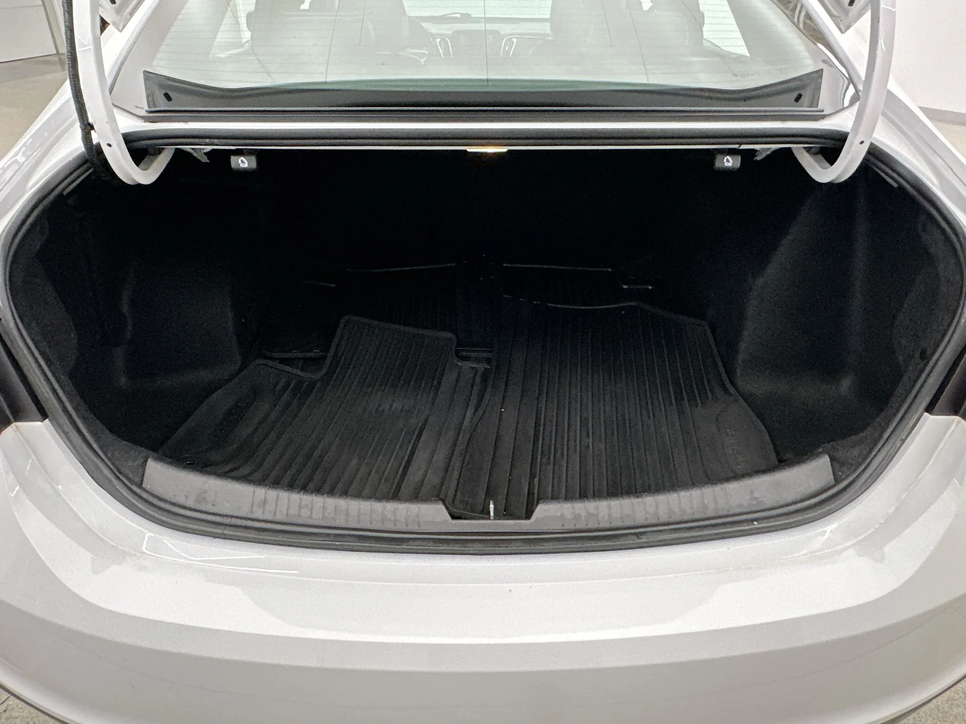 Used 2018 White Chevrolet LS image 36