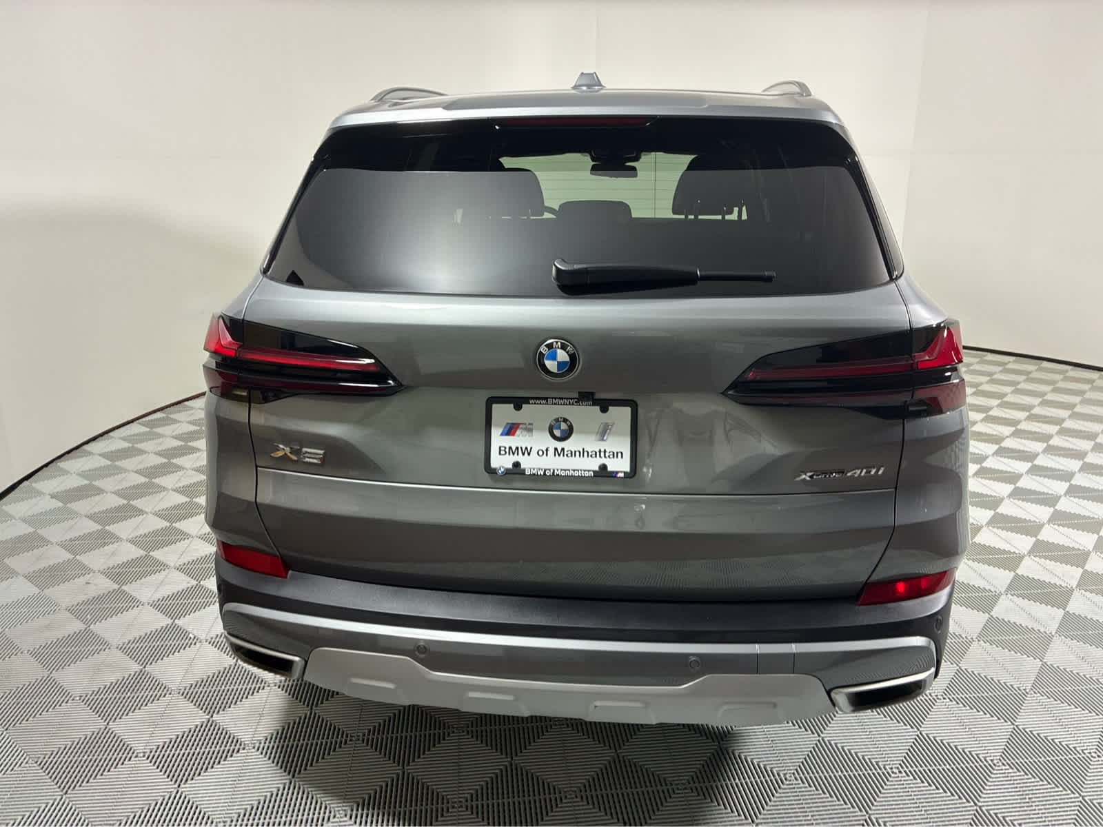 Used 2026 Skyscraper Grey Metallic BMW xDrive40i image 3