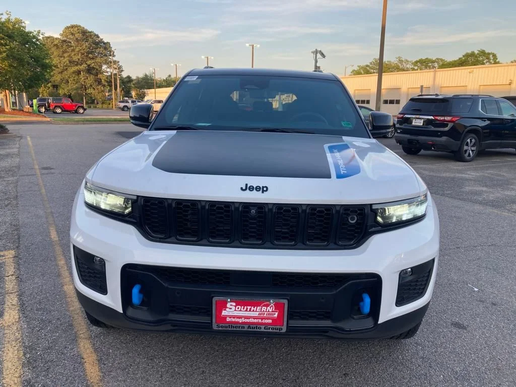 New 2024 Bright White Clear-Coat Exterior Paint Jeep Trailhawk 4xe image 9
