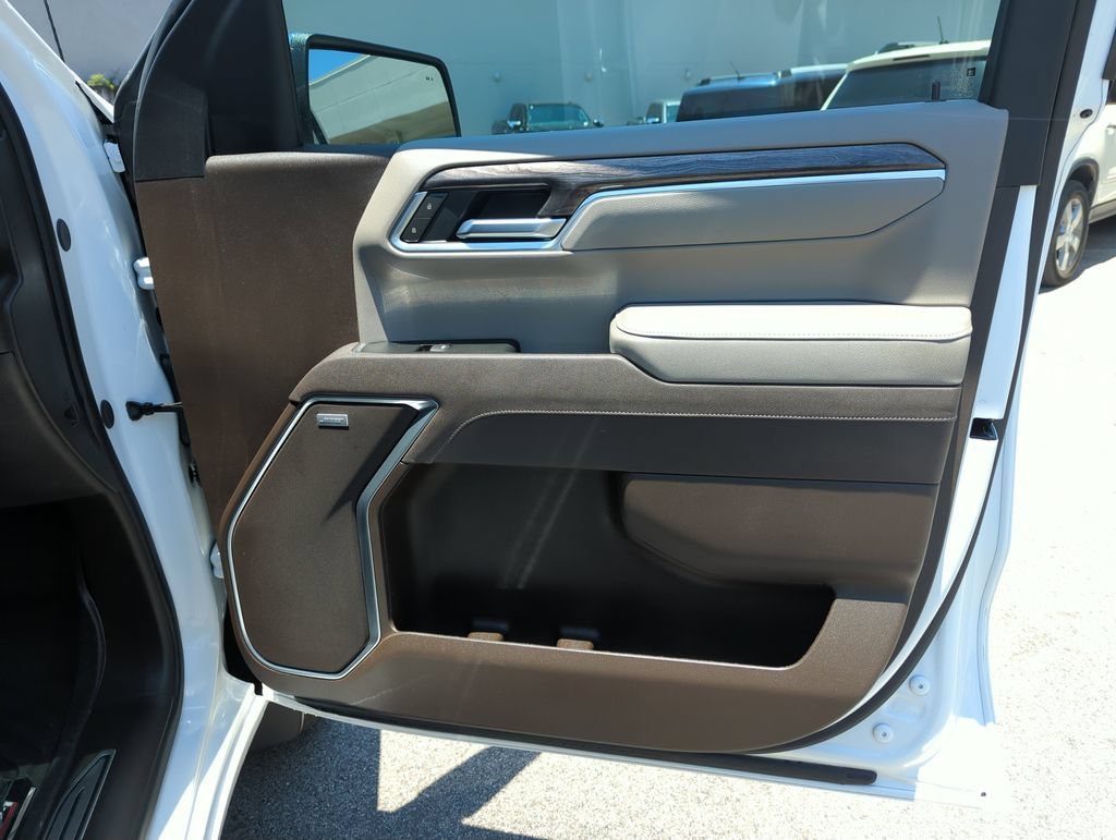 Used 2025 Summit White Chevrolet LTZ image 33