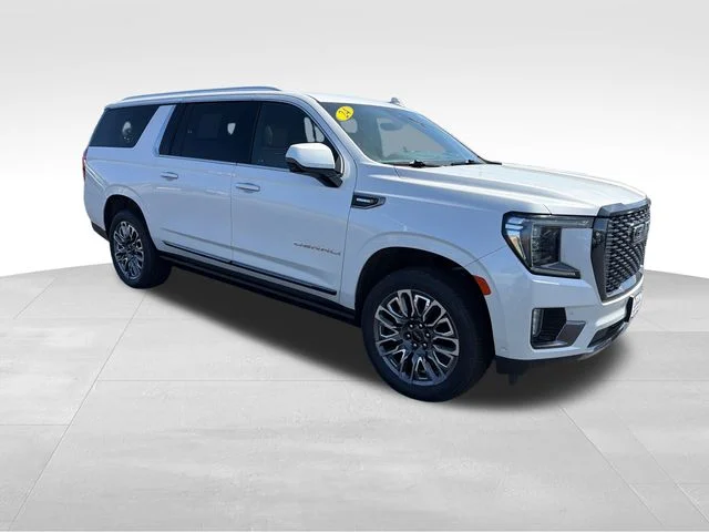 Used 2024 White Frost Tricoat GMC Denali Ultimate image 9