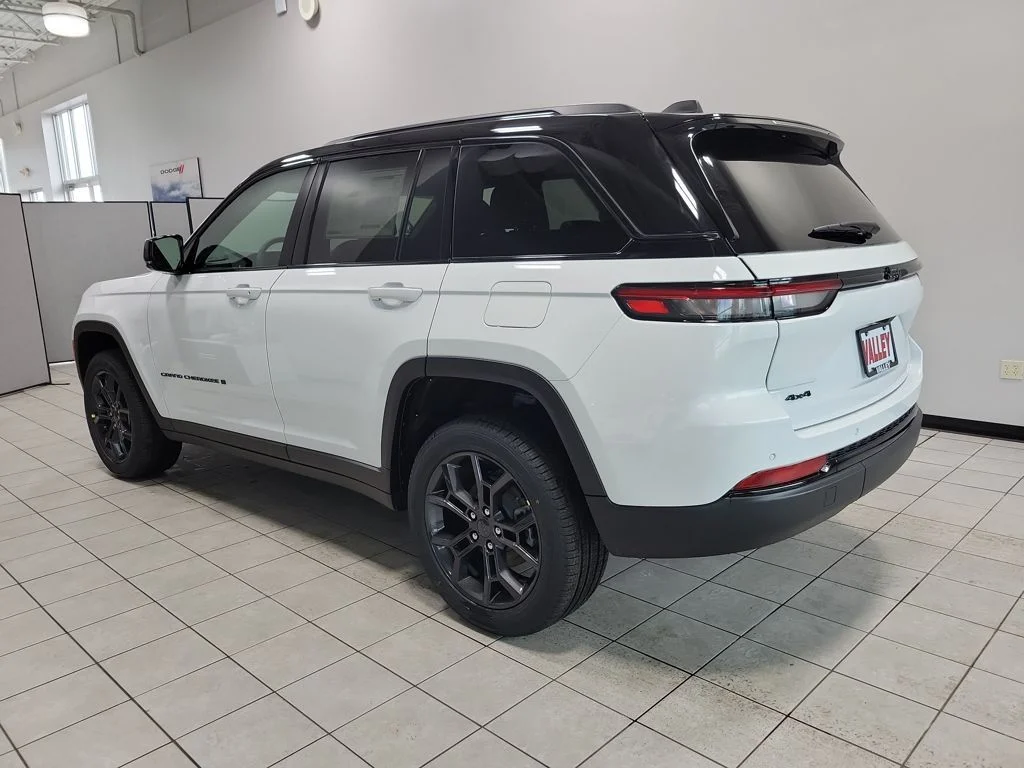 New 2025 Bright White Clear-Coat Exterior Paint Jeep Limited image 5