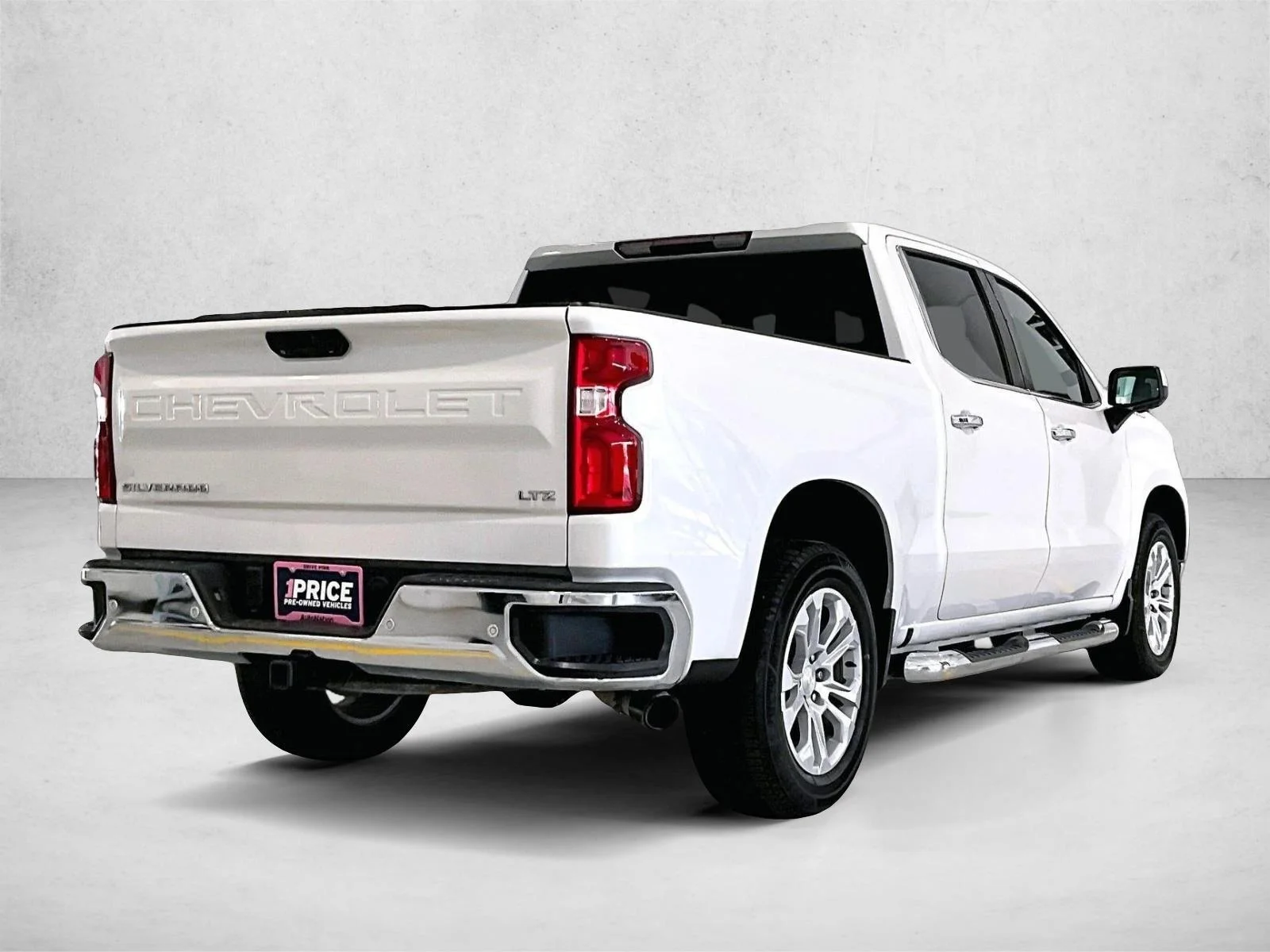 Used 2022 Iridescent Pearl Tricoat Chevrolet LTZ image 2