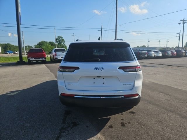 Used 2024 White Jeep Laredo image 7