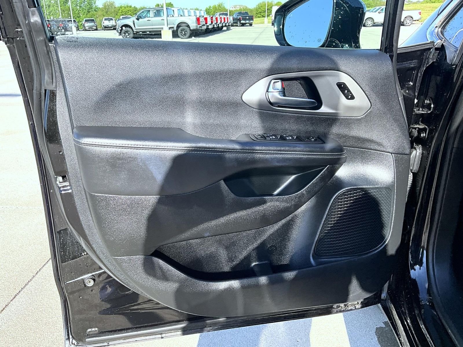 Used 2025 Diamond Black Chrysler Select image 9