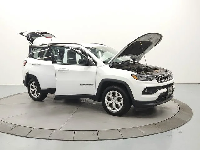 Used 2024 White Jeep Latitude image 10