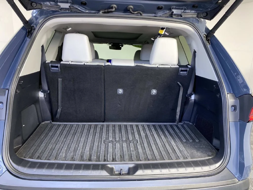 Used 2025 Cloud Toyota Platinum image 8