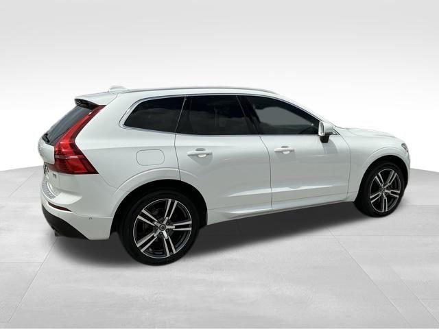 Used 2019 White Volvo T5 Momentum image 4