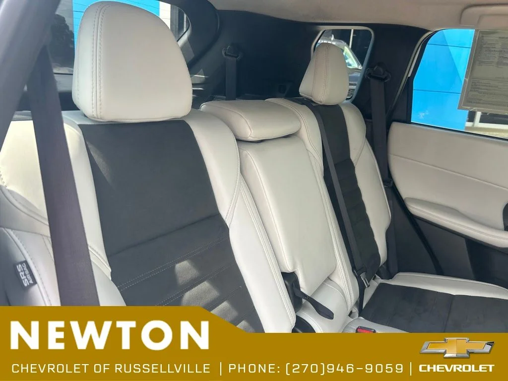 Used 2025  Mitsubishi SE image 28