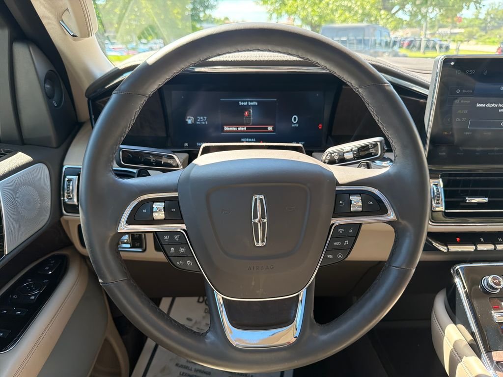 Used 2023 White Lincoln Reserve image 17