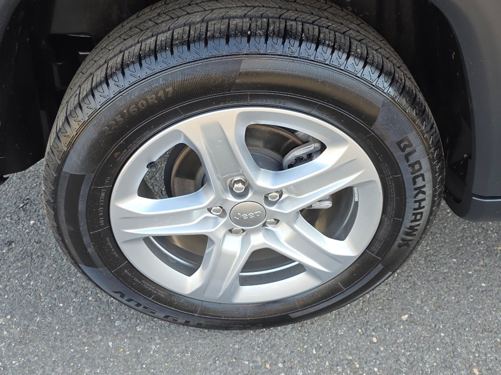 Certified Used 2023 Diamond Black Crystal Pearl Coat Jeep Latitude image 27