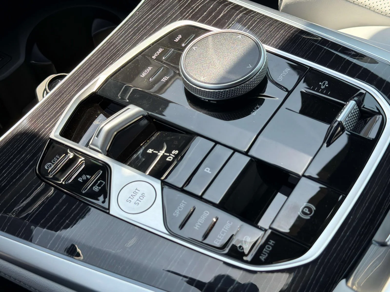 New 2026 Brooklyn Grey Metallic BMW xDrive50e Plug-In Hybrid image 23