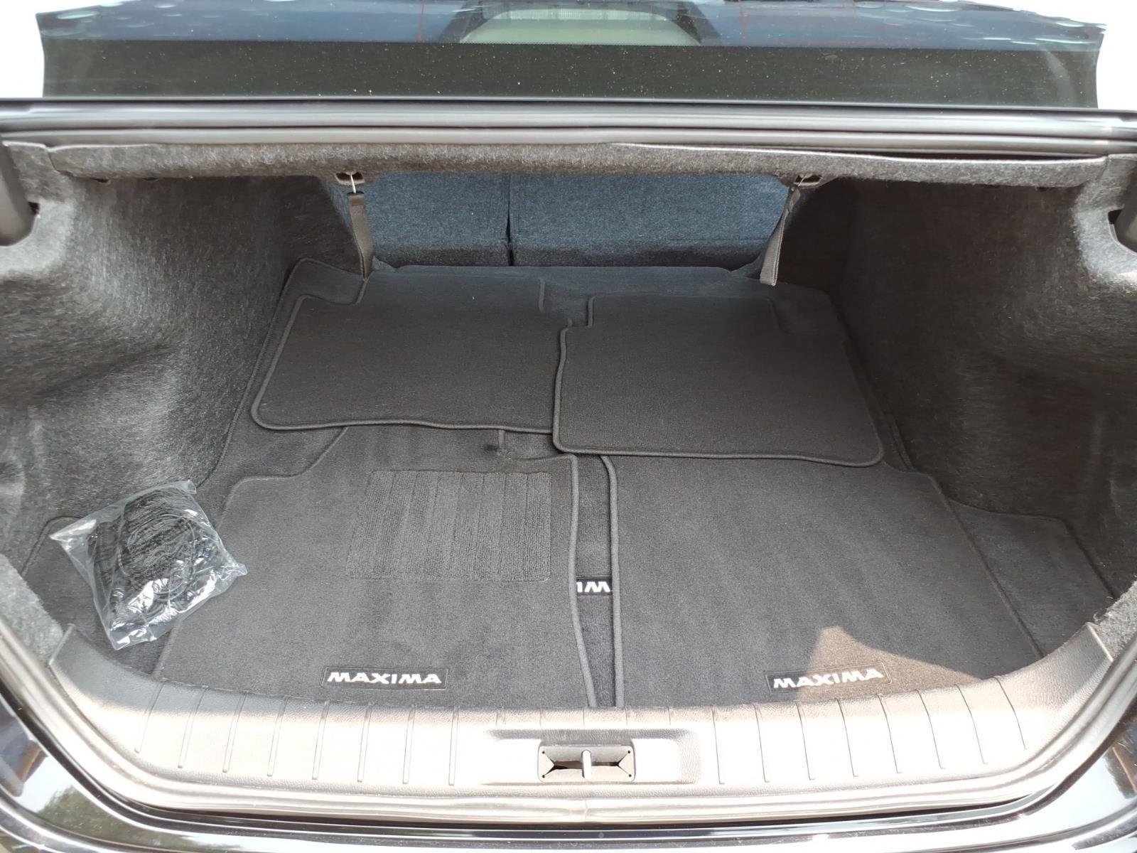 Used 2018 Super Black Nissan Platinum image 33