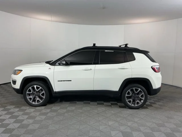 Used 2018 White Clearcoat Jeep Trailhawk image 8