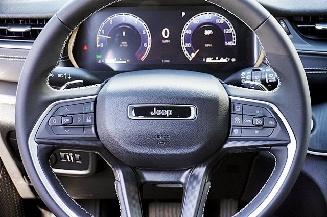 New 2024 Bright White Clear-Coat Exterior Paint Jeep Laredo image 23