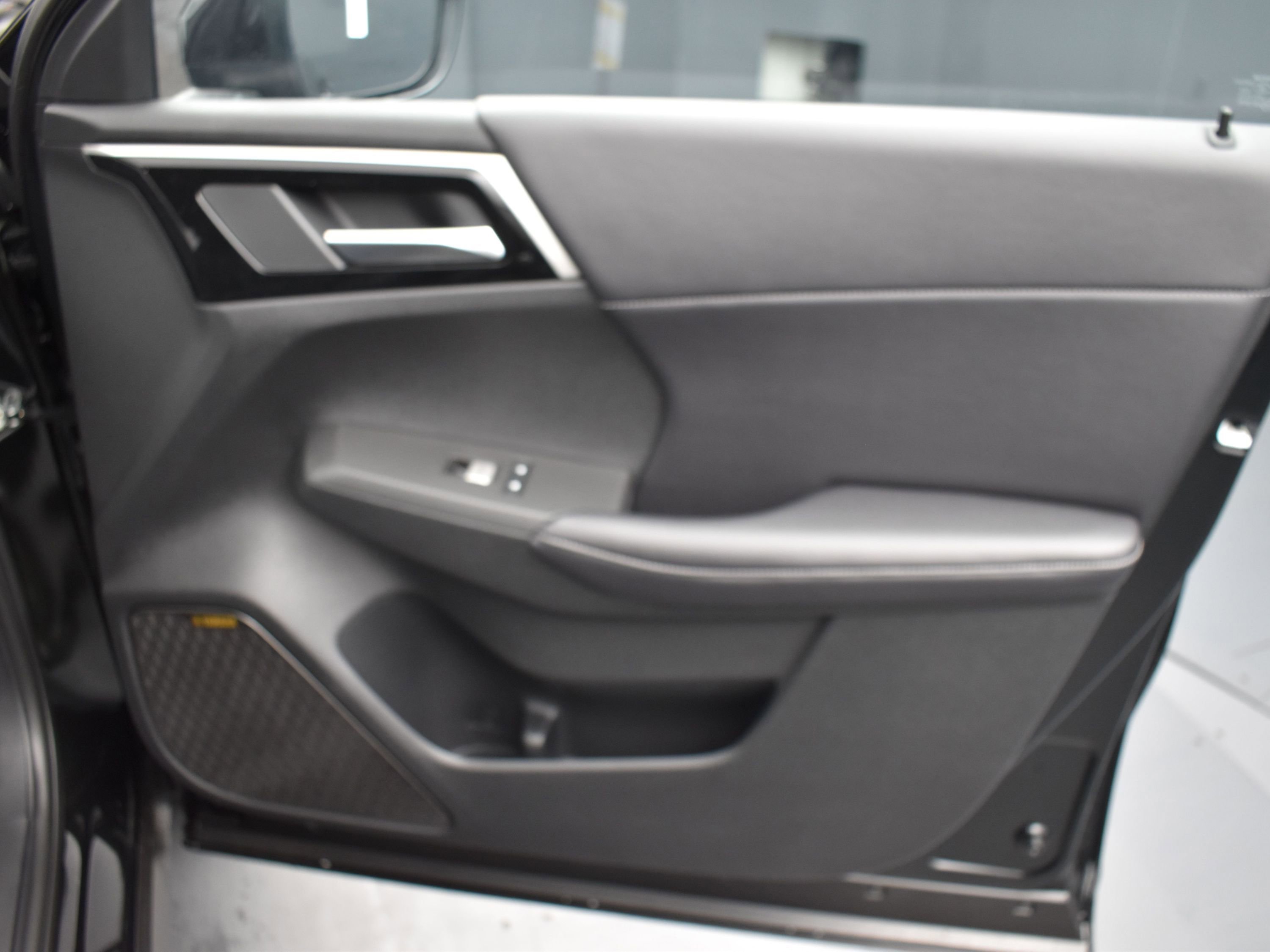 New 2026 Black Diamond Mitsubishi SE image 6
