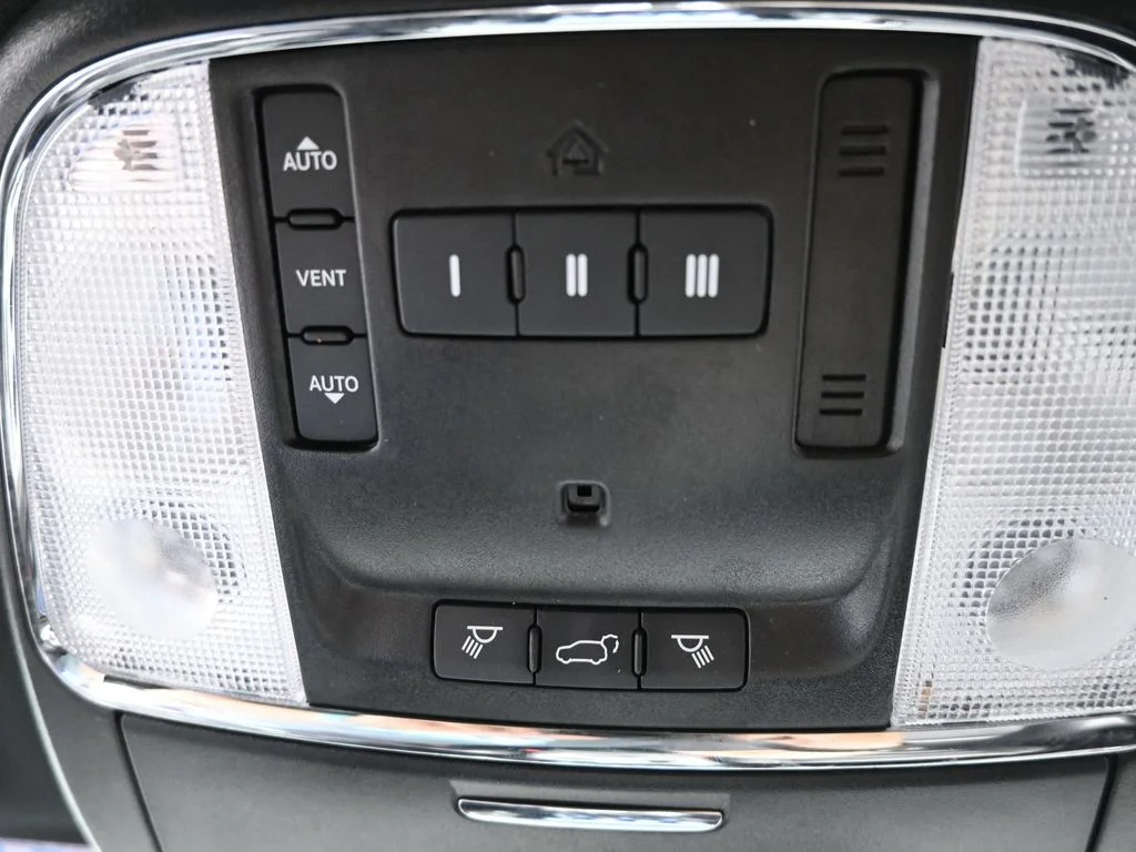 Used 2020 Blue Jeep Limited image 21