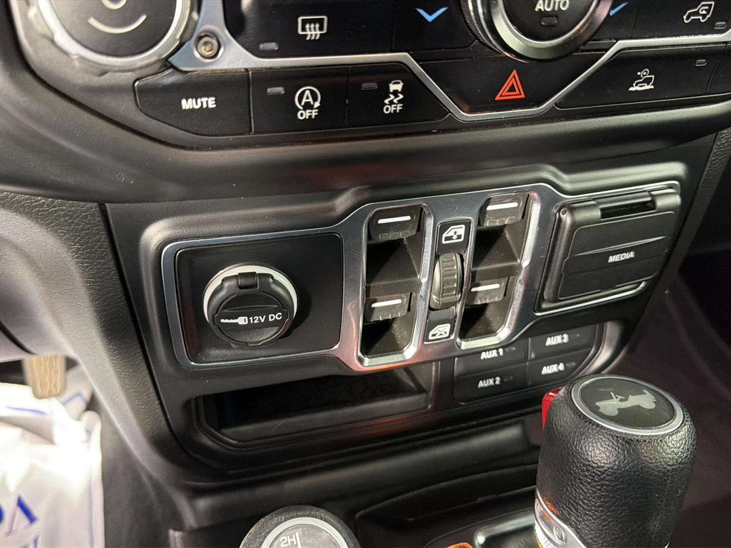 Used 2023 Granite Crystal Metallic Clearcoat Jeep Sport S image 37