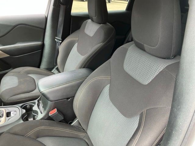 Certified Used 2017 Bright White Clearcoat Jeep Latitude image 11