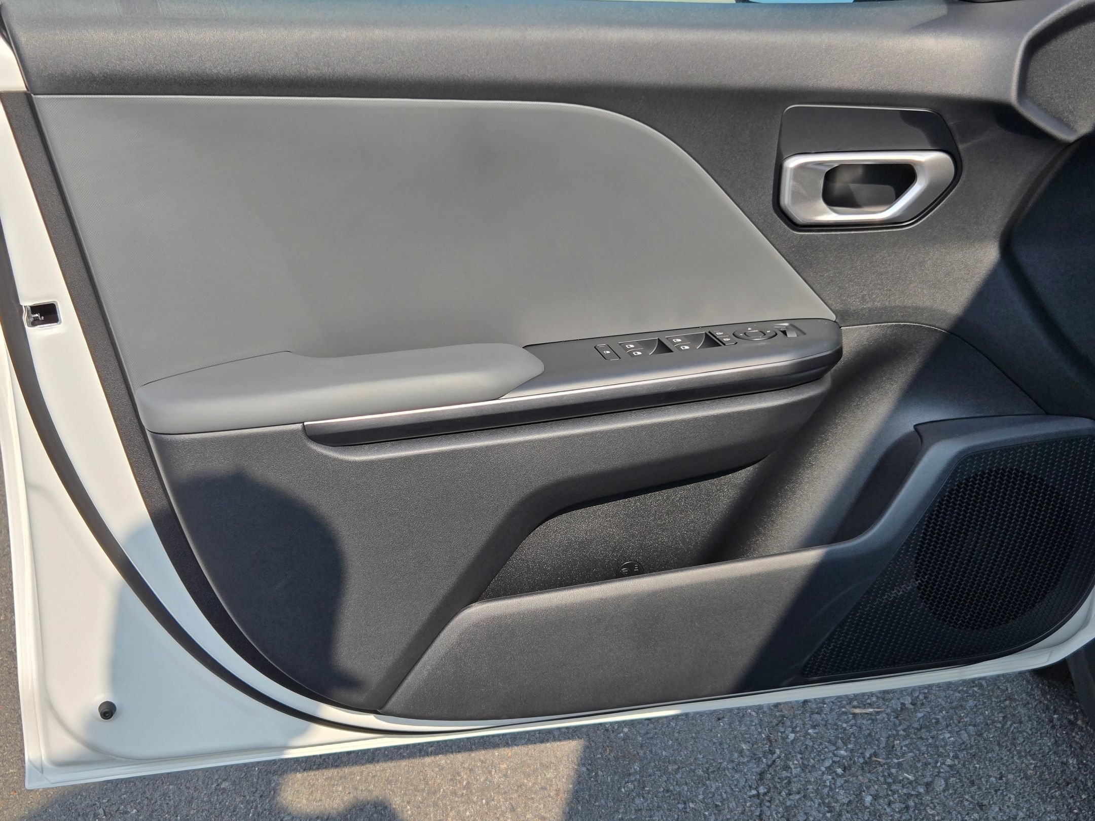New 2026 Snow White Pearl Kia LXS image 15