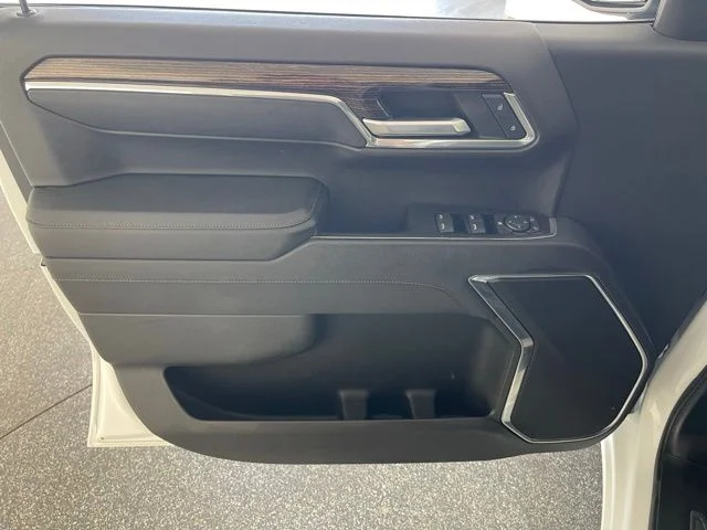 Used 2023 White GMC SLE image 35