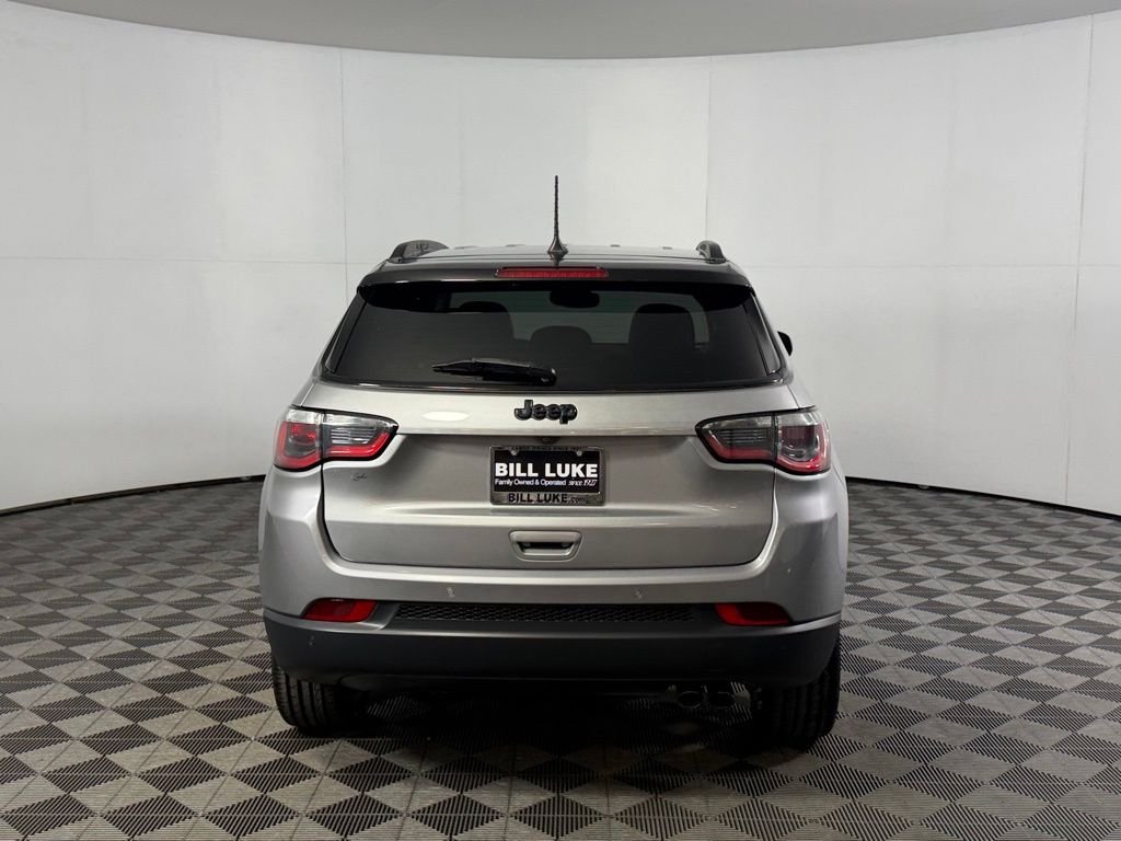 Used 2019 Silver Jeep Limited image 9