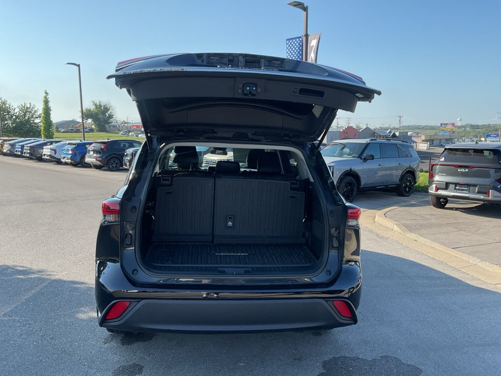 Used 2023 Midnight Black Metallic Toyota L image 13