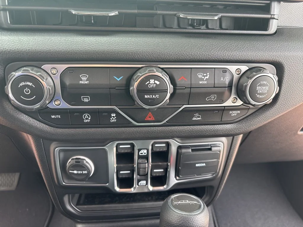 2025 Jeep Gladiator Nighthawk - Photo 17