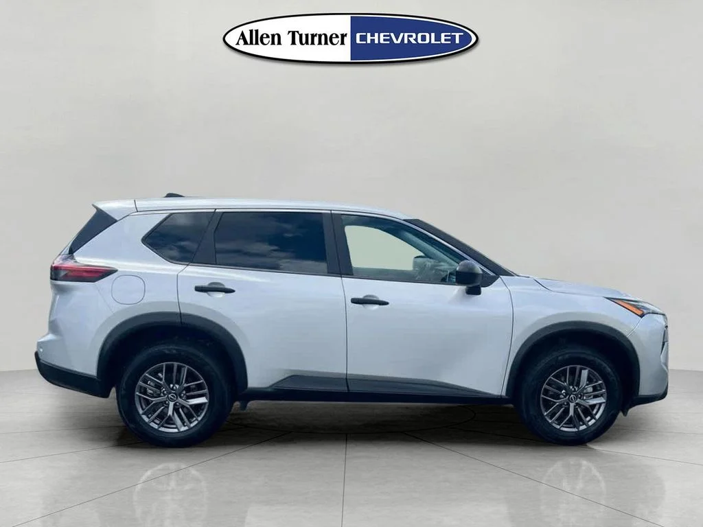 Used 2024 Silver Nissan S image 3