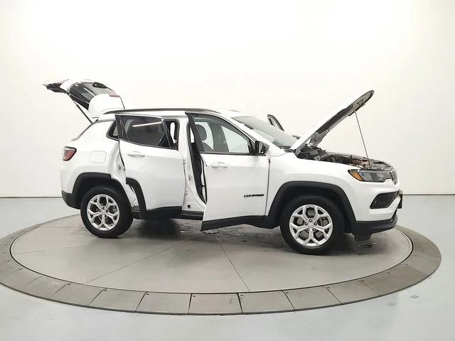 Used 2024 White Jeep Latitude image 17