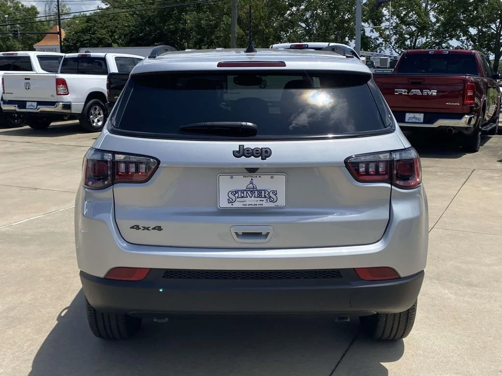 New 2026 Silver Zynith Metallic Clear-Coat Exterior Paint Jeep Latitude Altitude image 5