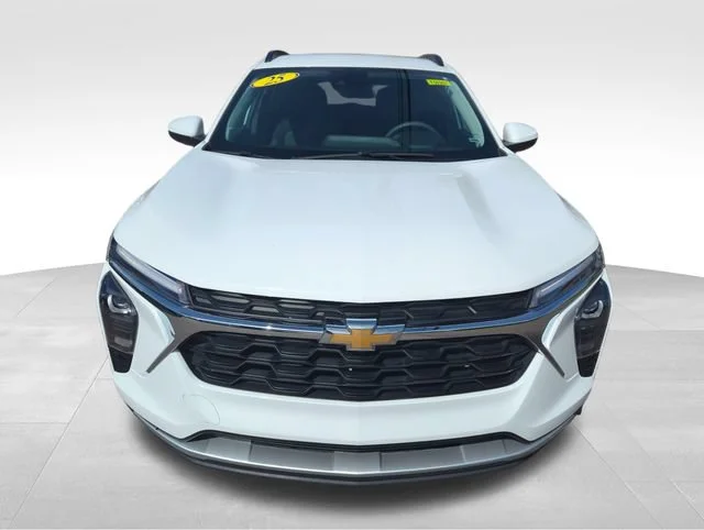 Used 2025 Summit White Chevrolet LT image 10