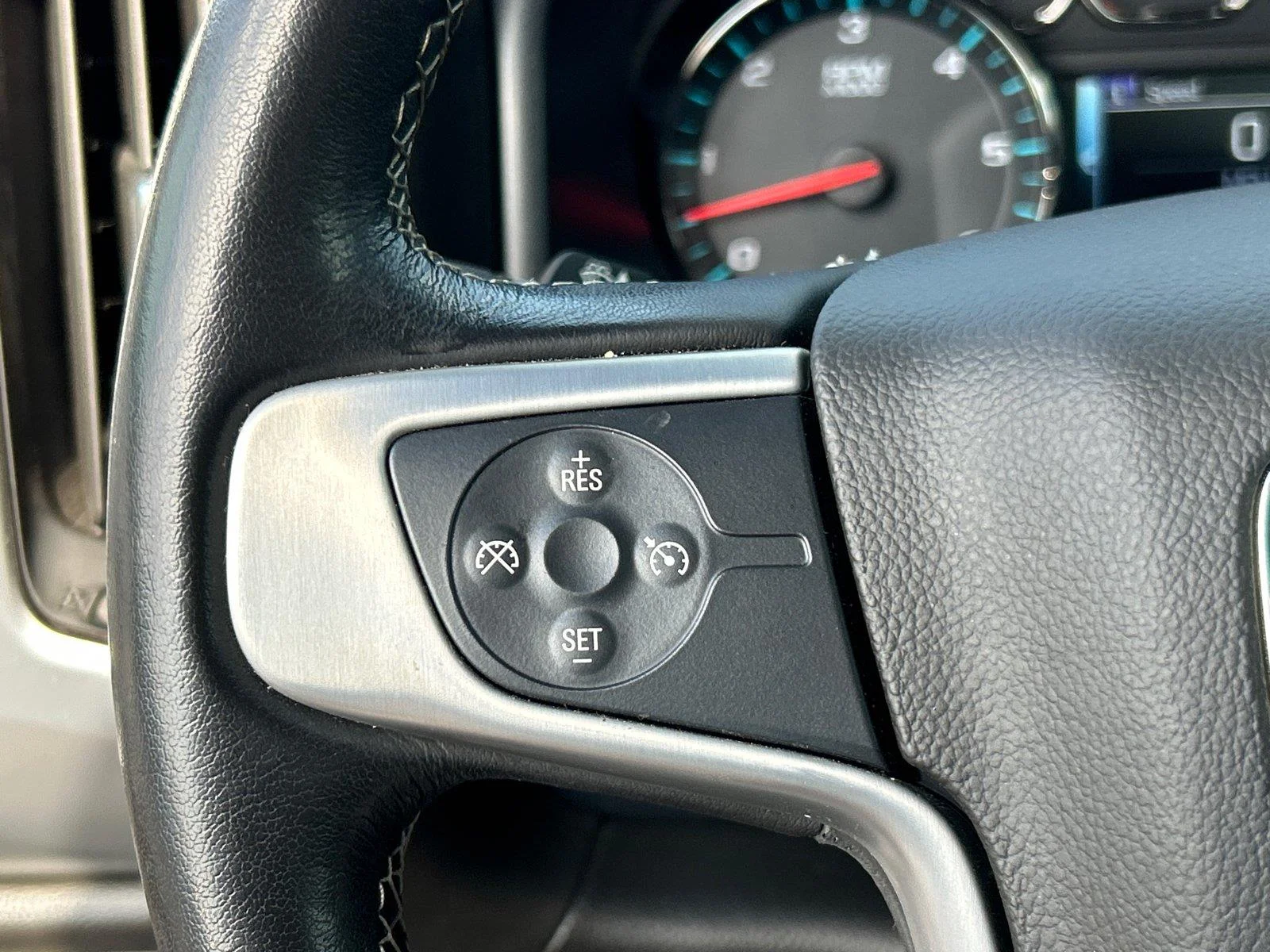 Used 2018 ONYX BLACK GMC SLT image 27