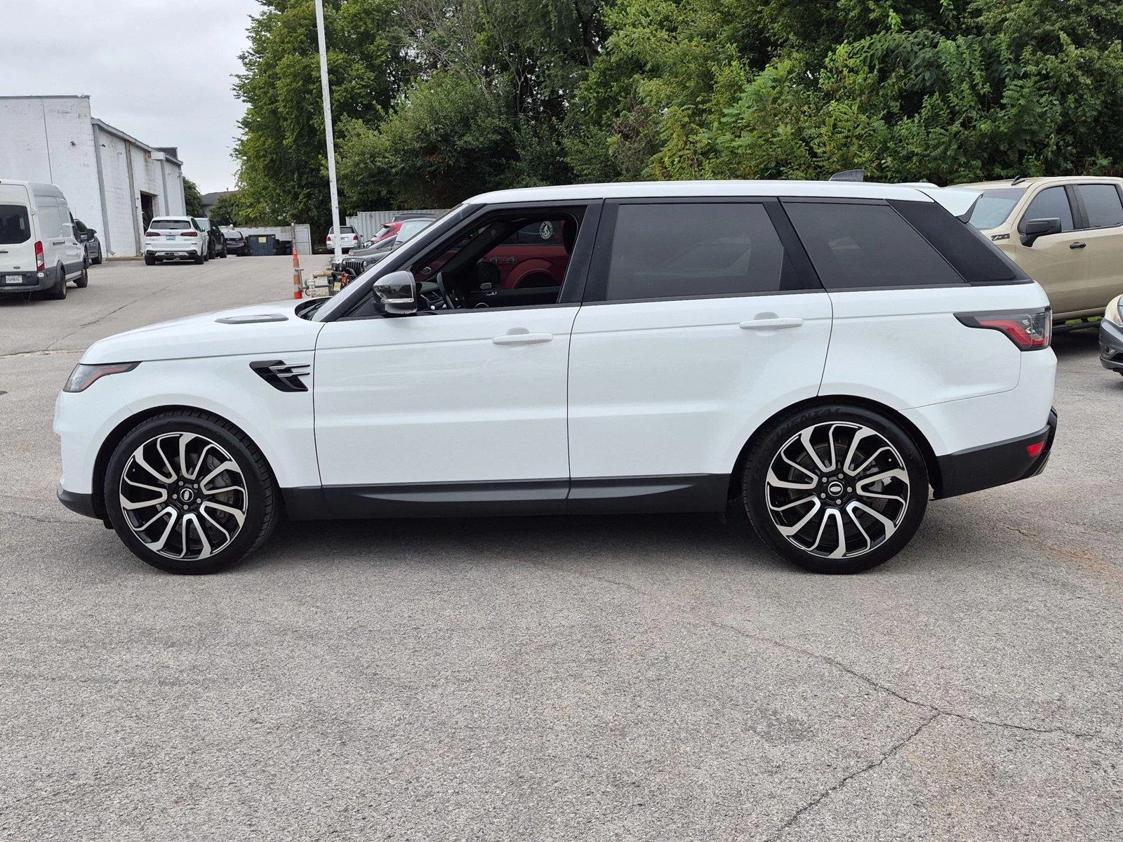 Used 2018 Fuji White Land Rover SE image 2
