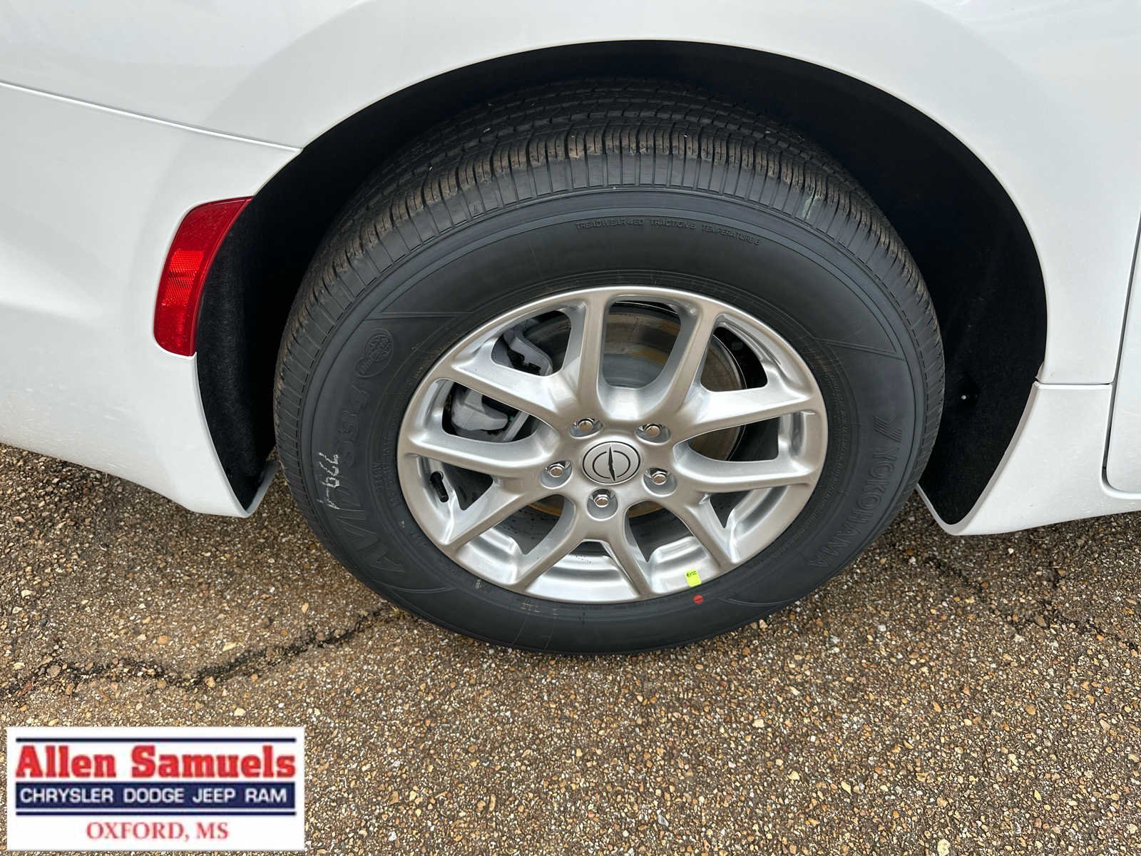 2026 Chrysler Pacifica Select - Photo 33