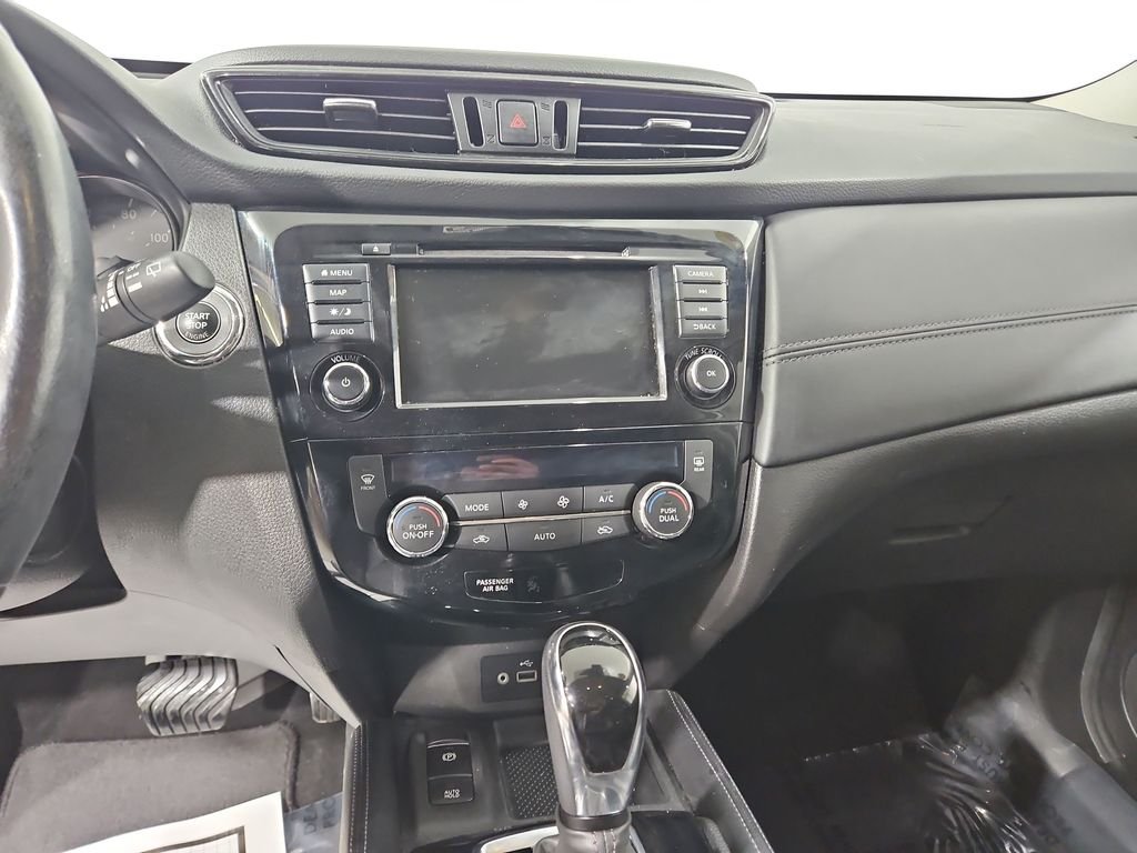 Used 2018 Silver Nissan SL image 19