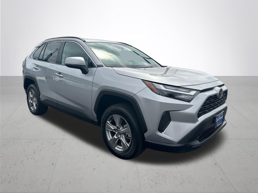 Used 2025 Silver Sky Metallic Toyota XLE image 5