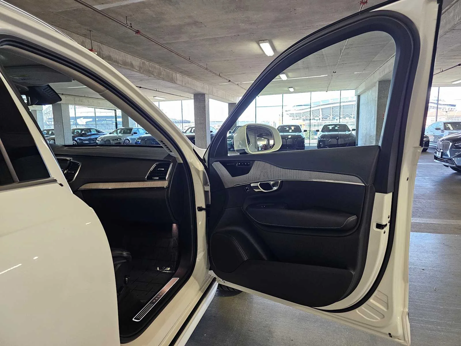 Used 2025 Crystal White Metallic Volvo Ultra image 28