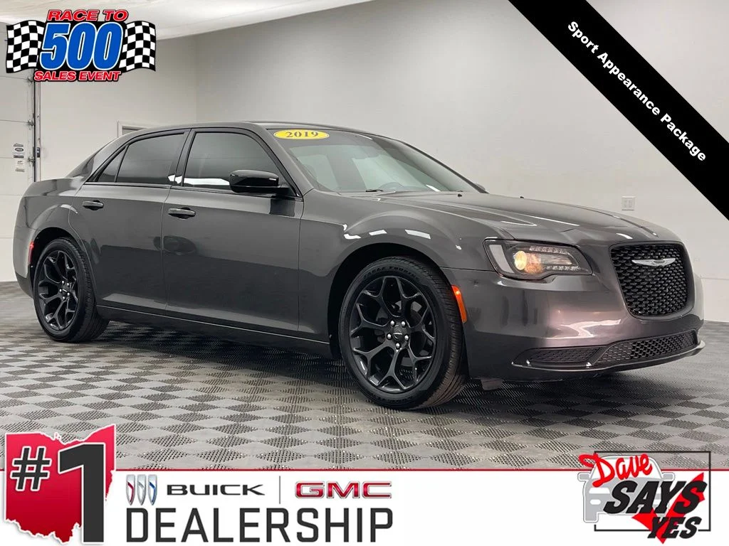 2019 Chrysler 300 Touring's photo